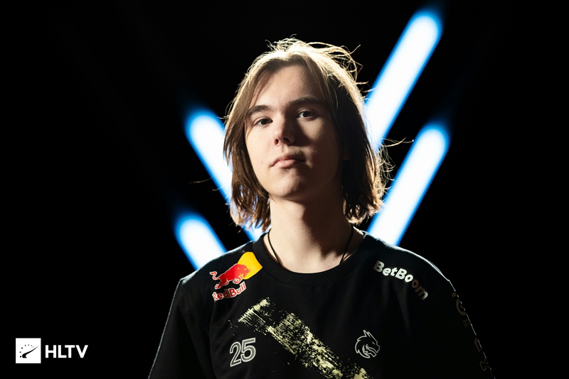 新华社权威快报丨2024年我国快递业务量突破1700亿件.